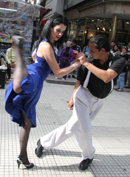 A Tango couple on Florida Street in Buenos Aires!